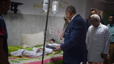 محافظ البحر الأحمر يوزع الهدايا على المرضى بمستشفى الغردقة (صور)