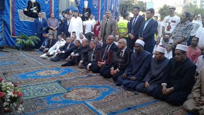 محافظ الجيزة يؤدي صلاة العيد بـ«مصطفى محمود» (صور)