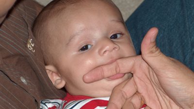 الطفل يعى الأشخاص أمامه.. منذ الشهر الخامس