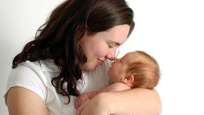 حمل واحتضان الطفل يُهدئ من صرخاته