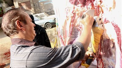 جزار يقطع الأضحية بـ«صاروخ» في عين شمس (فيديو)