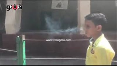 أطفال يدخنون السجائر بحديقة الحيوان (فيديو)