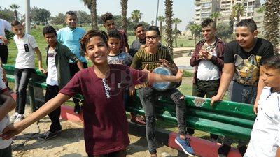 الطبلة والدراجات والكرة.. أبرز مظاهر الاحتفال في الفسطاط (صور)