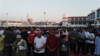 أحمد جلال إبراهيم يؤدي صلاة العيد وسط 5 آلاف زملكاوي (فيديو)