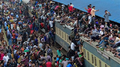 الآلاف يستقلون أسطح القطارات لقضاء إجازة العيد في بنجلاديش (صور)