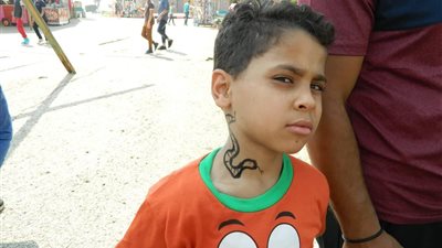 «العنكبوت والعقرب» أبرز رسومات الحنة للشباب في العيد (فيديو)