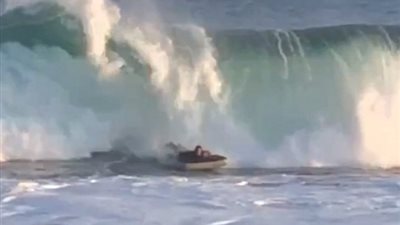 شاب يركب الأمواج بمرتبة قابلة للنفخ (فيديو وصور)