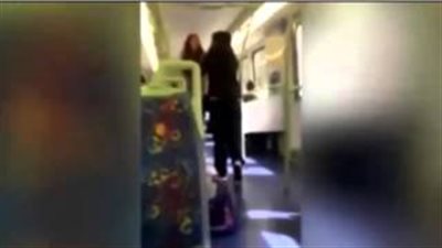 بالفيديو.. مشاجرة عنيفة بين سيدتين داخل قطار في أستراليا