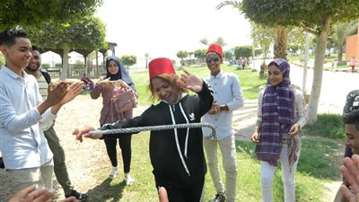 وصلة رقص لفتاة بالعصا في حديقة الفسطاط (فيديو)