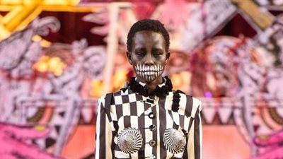 بالصور.. أغرب عرض أزياء لمصممة تركية في أسبوع الموضة بلندن