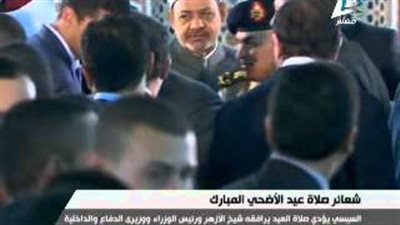 بالفيديو.. «السيسي» يغادر مسجد «السيدة صفية» بعد أداء صلاة العيد