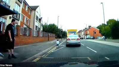 طفل يعرض حياته للخطر من أجل الآيس كريم (فيديو وصور)