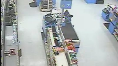 بالفيديو.. لص يسرق علب سجائر بطريقة غريبة