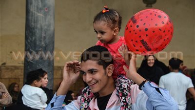 بالفيديو والصور.. الآلاف من المواطنين في 