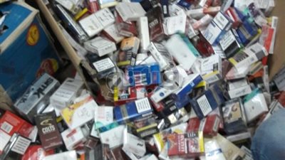 بالصور.. ضبط سجائر مهربة وشيش إلكترونية مجهولة داخل محل بالهرم