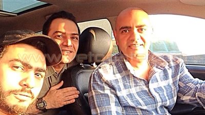 تامر حسنى يلتقط صورة «سيلفي» مع شقيقه عقب صلاة العيد