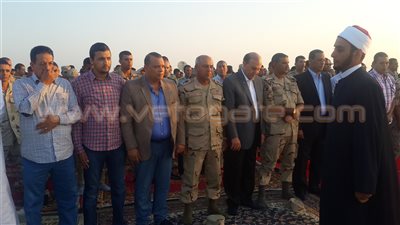 بالصور.. مميش والفضالي يؤديان صلاة العيد بين عمال مشروع قناة السويس