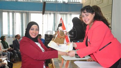 بالصور.. تكريم هند عاكف في المؤتمر الأول المستشارين الأسريين