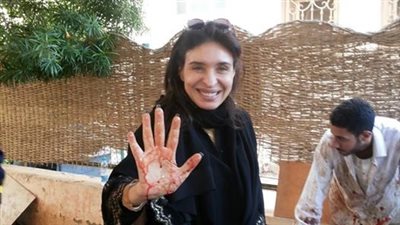 بالصورة.. دينا تضحى بـ«عجل» عقب صلاة العيد