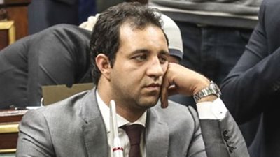 أحمد مرتضى يغادر إلى فرنسا لإجراء عملية جراحية