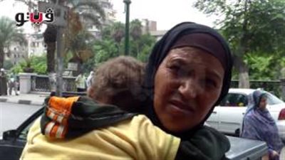 بالفيديو.. قصة إنسانية لفتاة مصابة بـ«السرطان»: «ماما أنا عارفة إني مش هتجوز».. «مديحة» أم لخمسة أبناء تشكو إلى الله ضيق حالها ومرض ابنتها.. وتبحث في جوانب الحياة عن تكال