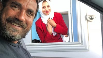 أمير كرارة لإحدى الفتيات: «شكرا إني اتصورت معاكي»