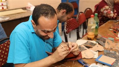 يرفعون شعار