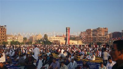 بالصور.. أهالي القنطرة يؤدون صلاة العيد وسط أعلام مصر