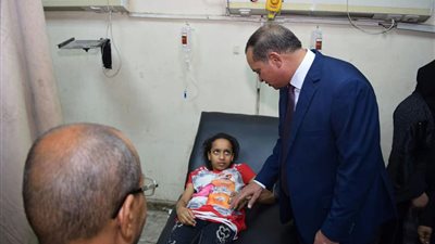 أحمد عزيز يتفقد مستشفى سوهاج الجامعي ويشارك الأيتام فرحتهم بالعيد (صور)