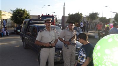 بالفيديو آلاف يتزاحمون على ساحات صلاة العيد بالمحلة الكبرى