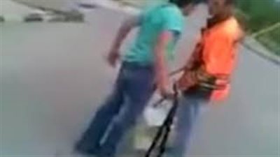 بالفيديو.. رد فعل عامل حاول صبي الاعتداء عليه في الشارع