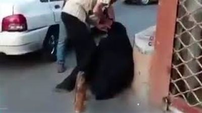 شاهد.. ماذا فعل المارة مع رجل تنكر في عباءة امرأة ليتسول