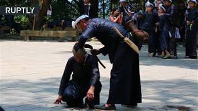 حلاق صيني يستخدم الـ«منجل» بديلا لـ«المقص» (فيديو)