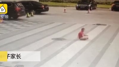 كلب يهاجم طفلًا ويسقطه أرضًا (فيديو)