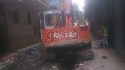 بالصور.. توصيل خطوط مياه جديدة بين شارعى العروبة والإخلاص بالطالبية