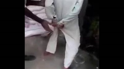 بالفيديو.. شاهد ماذا فعل رجل دخل فأر في بنطلونه