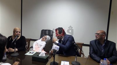 بالصور.. أمين الأعلى للثقافة يحاور طفلة معاقة ويمنحها شهادة تقدير