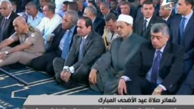 بالفيديو.. ثلاثة مشاهد تظهر إرهاق «رئيس الوزراء».. تعرضه للدوار أثناء أدائه لصلاة الجمعة بالأزهر.. مخاطبة عمال غزل المحلة من «البلكونة» بعد شعوره بالإرهاق.. وظهوره «مٌتعبا