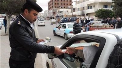 مرور الجيزة توزع 3000 منشور على السائقين للوعي المروري