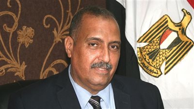 رئيس حى الساحل يتابع تحويل مسار ماسورة مياه بترعة الإسماعيلية