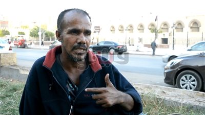 بالفيديو..«عويس» ضحية إهمال طبي يسكن أرصفة «عمر بن العاص» والشفاء حلمه