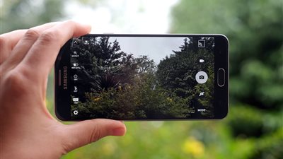سامسونج تعمل على هاتف ثنائي الكاميرا في الخلف