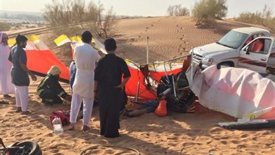 بالصور.. مصرع شخص وإصابة آخر إثر سقوط طائرة شراعية بالسعودية