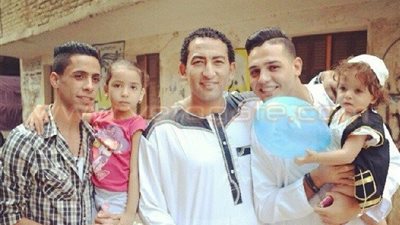 بالصورة..شحتة كاريكا يحتفل بالعيد مع أسرته