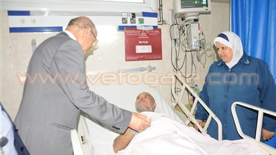 بالصور.. محافظ الجيزة يقضي أول أيام العيد مع مرضى مستشفى بولاق الدكرور