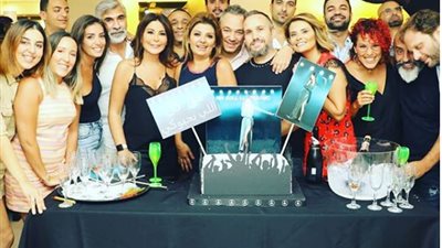 أصدقاء إليسا يحتفلون بشفائها من السرطان ونجاح ألبومها (صور)