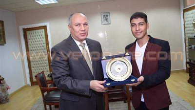 رئيس جامعة سوهاج يكرم طالب لرئاسته برلمان جامعات مصر