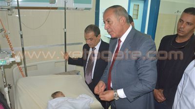 بالصور.. محافظ البحرالأحمر يهنئ المرضى بعيد الأضحى