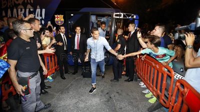 بالصور.. الجماهير تستقبل برشلونة في إشبيلية قبل لقاء اليوم