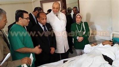 بالفيديو.. محافظ الفيوم يزور دور الأيتام لتوزيع هدايا العيد